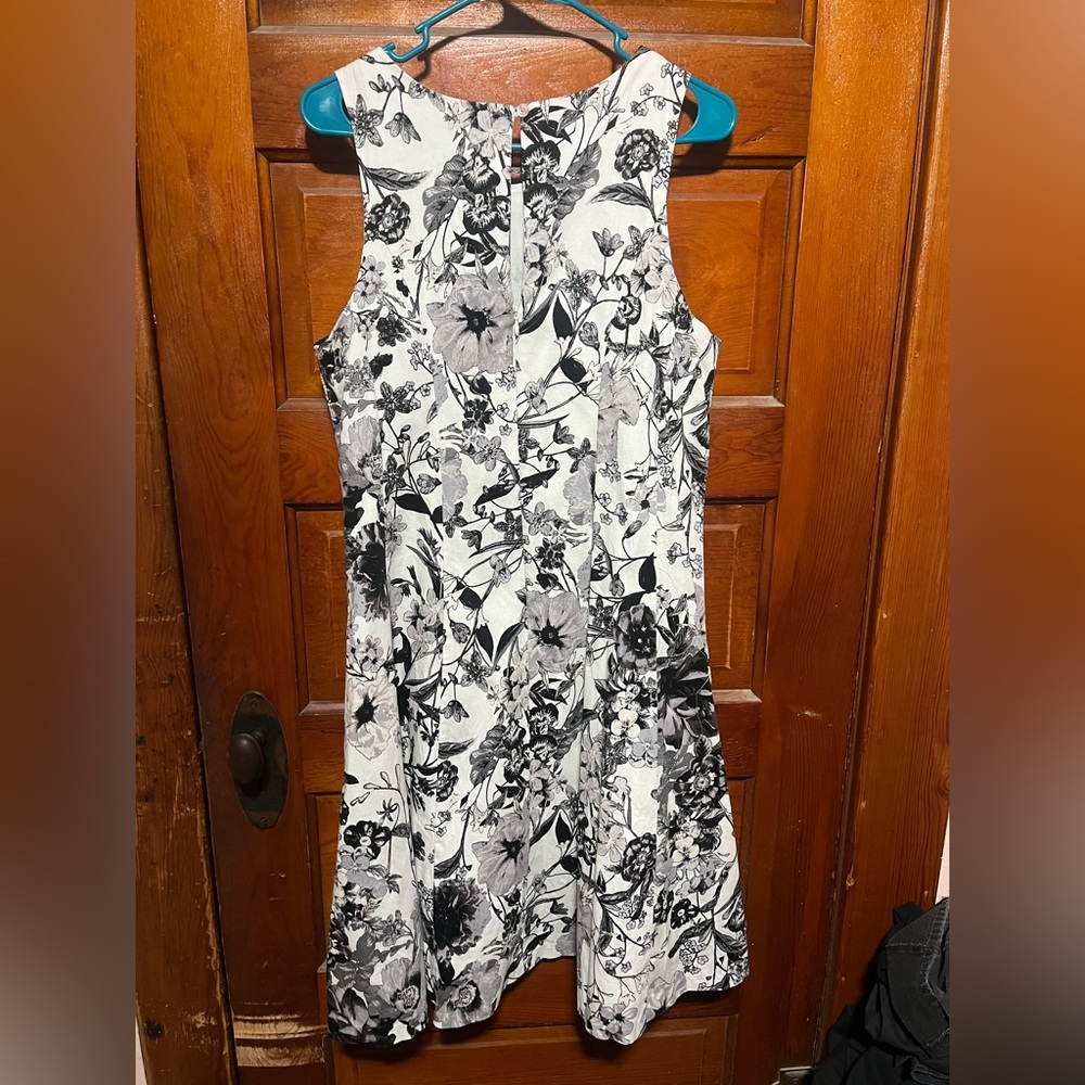 Black and White floral dress - Picture 2 of 6